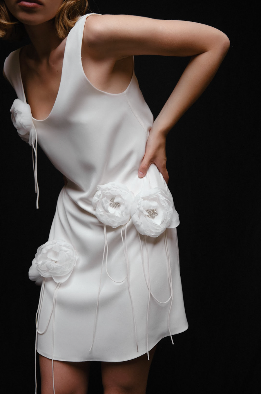 Сукня міні молочного кольору з квітами