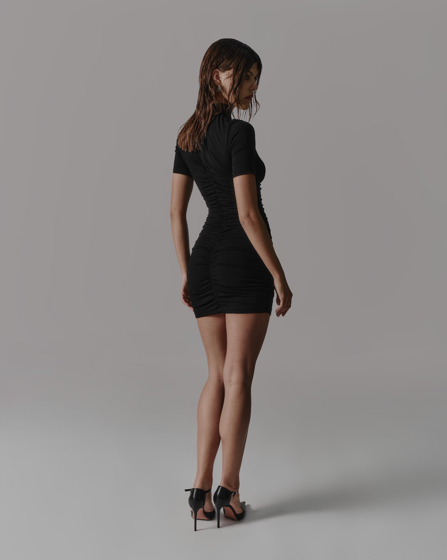 Сукня міні чорного кольору з драпіруванням та прилягаючим силуетом
