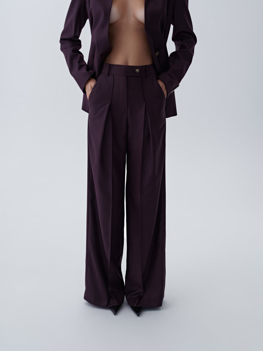 Loose-cut trousers with pleats