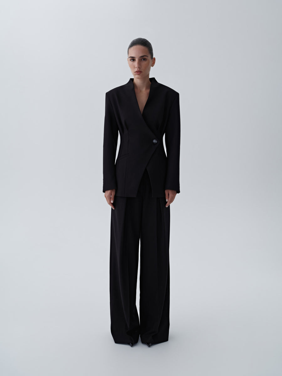 Loose-cut trousers with pleats