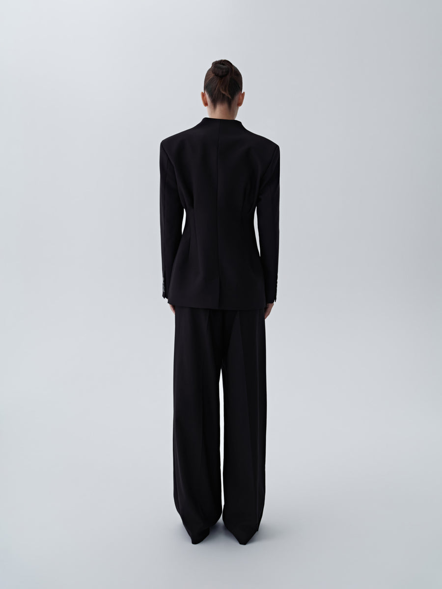 Loose-cut trousers with pleats