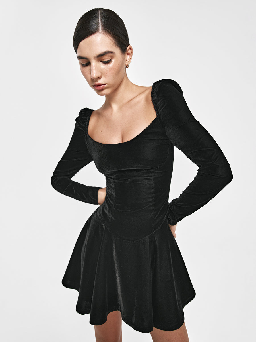 Оксамитова сукня чорного кольору в довжині міні
