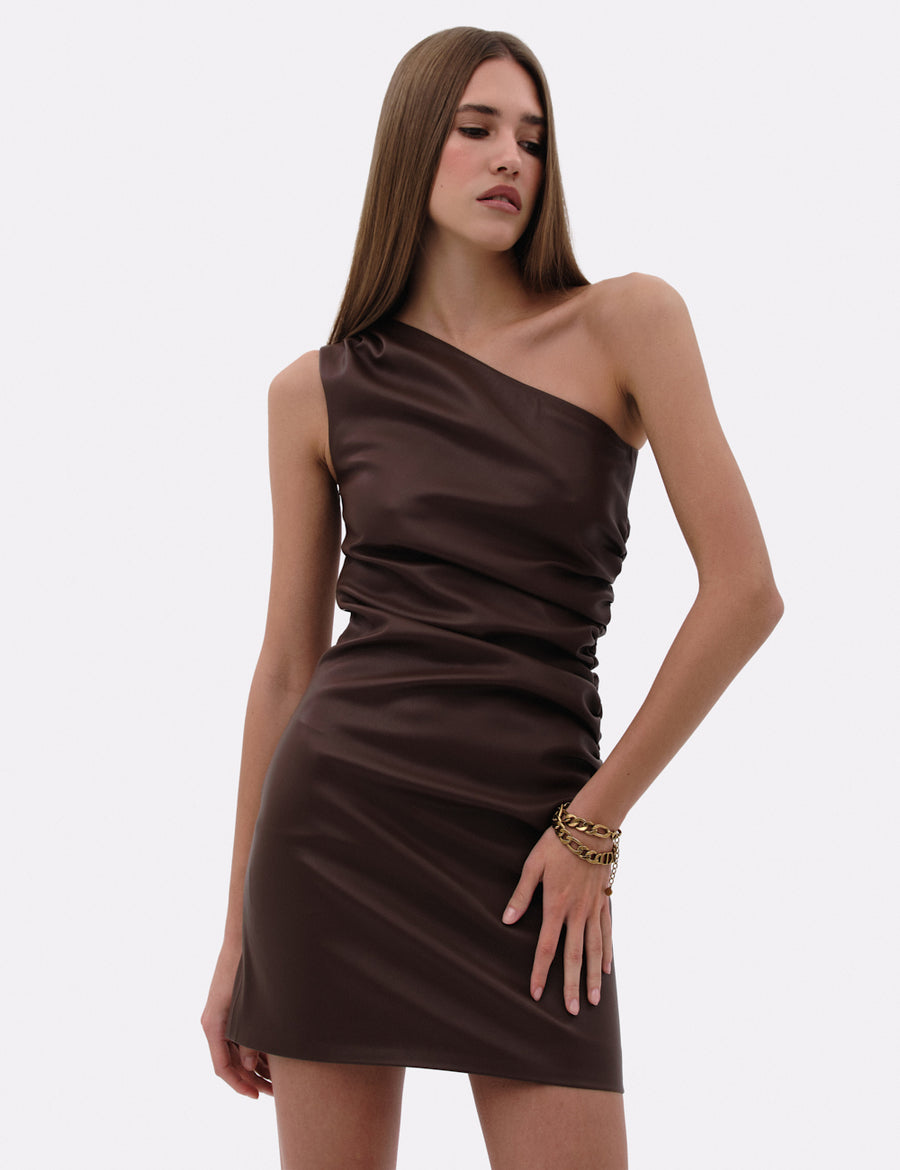 Сукня міні на одне плече з екошкіри коричневого кольору