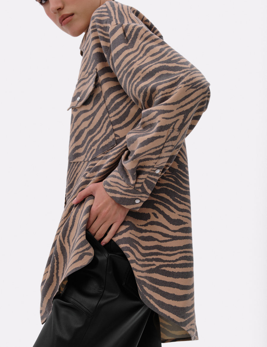 Loose-fitting long sleeved cotton shirt with animalistic print