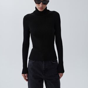 "Ribbed" turtleneck